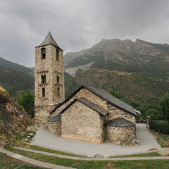Fototapeta na wymiar Iglesia de arte románico catalán situada en el Pirineo, en el pueblo de Taüll