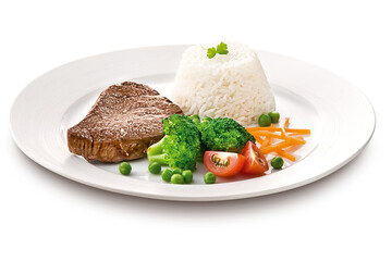 Prato com pedaço de carne com arroz branco, brócolis, tomate, ervilha e cenoura ralada