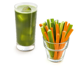 Copo com suco verde com gelo e pote com palitos de pepino e cenoura 