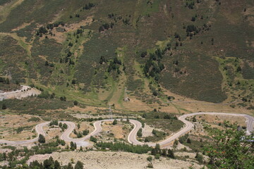 carretera de montaña serpenteando en subida