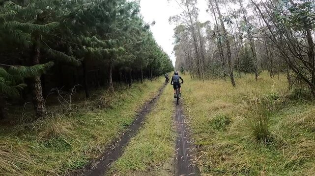 hombre que sube en bicicleta de monta&ntilde;a