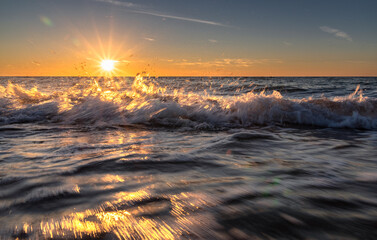 Fototapeta zachód słońca i morskie fale obraz