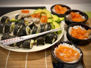 assiette de sushis et makis