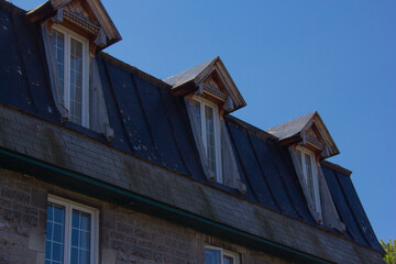 Fototapeta na wymiar Close-up on windows of a heritage building