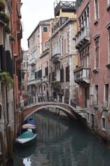 Obraz na płótnie Canvas bridges crossing the canals of Venice