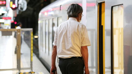 通勤する中年男性ビジネスマンのイメージ