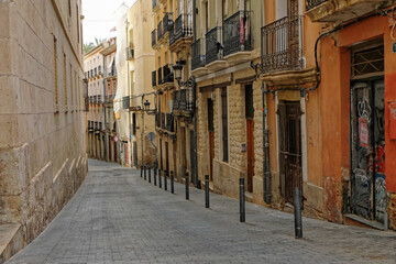 Uliczka na starym mieście w Alicante - obrazy, fototapety, plakaty