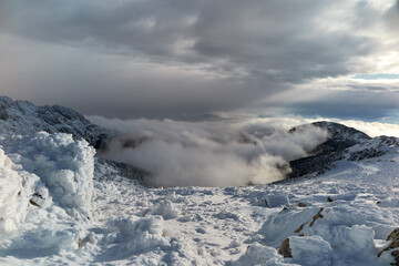 Fototapeta na wymiar Lengua de nubes y nieve