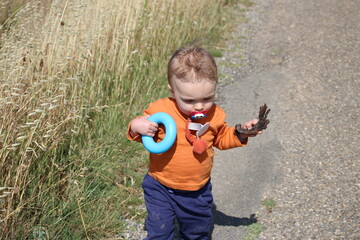 bébé marchant dehors