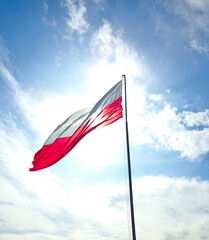 Polska flaga powiewająca na wieży zamku Tropsztyn. Lato sierpień 2022