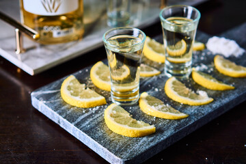 bebida mexicana con tequila, limon y sal 