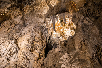 Formations géologiques calcaires à l'intérieur de la Grotte des Demoiselles
