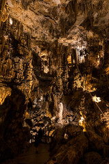 Formations géologiques calcaires à l'intérieur de la Grotte des Demoiselles