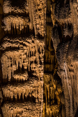 Fototapeta na wymiar Formations géologiques calcaires à l'intérieur de la Grotte des Demoiselles