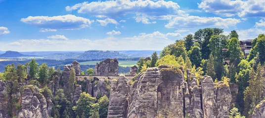Photo sur Plexiglas Le pont de la Bastei Beau paysage, panorama, bannière - vue sur les formations rocheuses Bastei et le pont Bastei dans les montagnes de grès de l& 39 Elbe, en Saxe, Allemagne