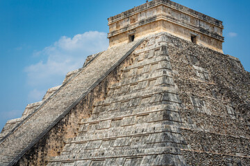 Fototapeta na wymiar Chichen Itza kukulcan pyramid old ruin, Ancient Mayan civilization