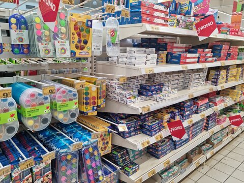 Duży sklep w galerii handlowej artykułami szkolnymi dla dzieci