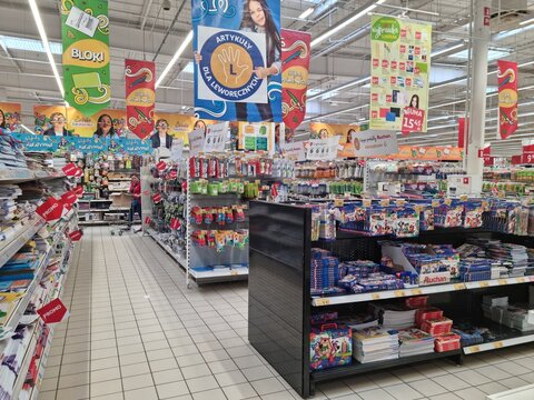 Duży sklep w galerii handlowej artykułami szkolnymi dla dzieci