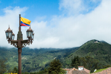 Bandera Colombiana ondeando sobre las montañas
