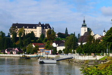 Grein an der Donau mit Blick auf die Kirche und Schloss Greinburg