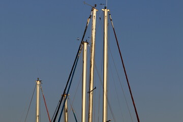 Obraz premium Ship masts against the blue sky.