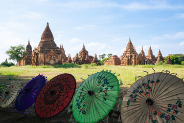 Ombrelles et artisanat à Bagan, Myanmar