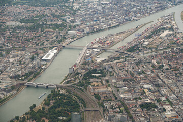 Obraz premium Ludwigshafen and Mannheim in Germany seen from above