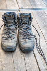 chaussures de marche anciennes posées sur un planché de bois
