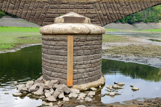 Historische 60 m lange, vierbogige &bdquo;Aseler Br&uuml;cke&ldquo; &uuml;ber die Eder im See
