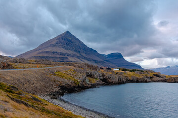 tolle Aussicht vom Dorf Berunes auf den Berg Búlandstindur und den Fjord 