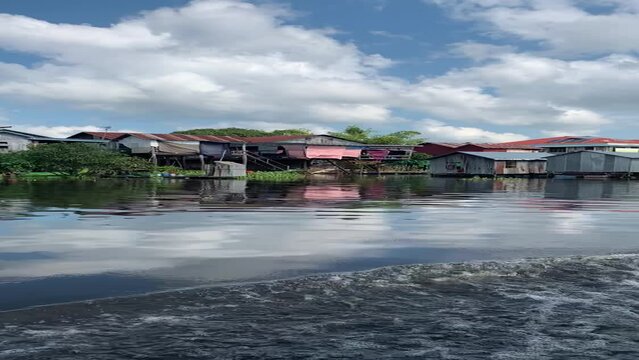 Village flottant sur la rivi&egrave;re Sangker - Cambodge