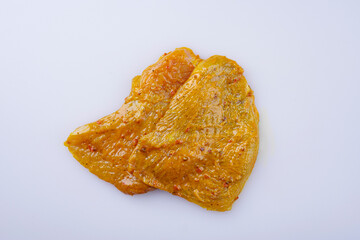 Traditional rohe marinierte Lendensteaks von der Pute zubereitet für eine Sommer Grillparty angeboten als Draufsicht auf einem rustikalen weißem Board mit Textfreiraum