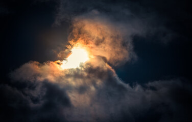Fototapeta na wymiar strong sun and cloudstrong sun and clouds 