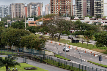 Heavy traffic on Avenida das Américas in the Barra da Tijuca neighborhood in the west side of the city of Rio de Janeiro. Cloudy day. Rio de Janeiro, Brazil. August 2022