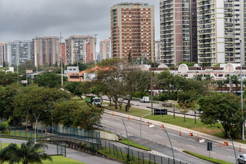 Heavy traffic on Avenida das Américas in the Barra da Tijuca neighborhood in the west side of the city of Rio de Janeiro. Cloudy day. Rio de Janeiro, Brazil. August 2022
