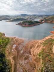 Visto de cima represa lagoa grande e linda com seca da agua no inverno.