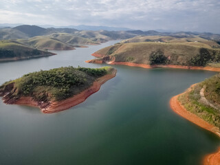 Visto de cima represa lagoa grande e linda com seca da agua no inverno.
