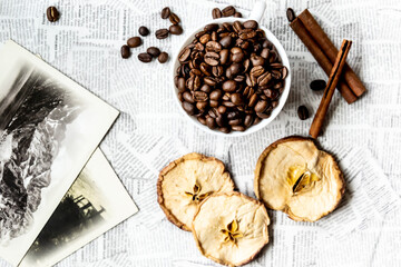 Obraz na płótnie Canvas Popołudniowa czarna kawa w białej filiżance. Słodki deser. Suszone jabłka i cynamon.