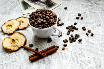 Popołudniowa czarna kawa w białej filiżance. Słodki deser. Suszone jabłka i cynamon. - obrazy, fototapety, plakaty
