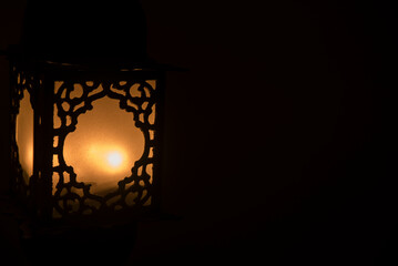 blask światła orientalnej lampy w ciemności. Brak światła elektrycznego - obrazy, fototapety, plakaty