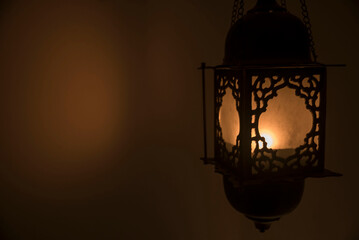 blask światła orientalnej lampy w ciemności