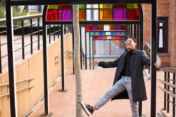 Obraz premium self-confident and joyful young man living life 