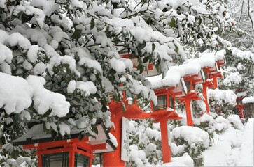 比叡山（延暦寺）は、都富士という有名な呼び名や、叡山、北嶺、天台山とも呼ばれ、滋賀県大津市西部と京都府京都市北東部にまたがる山。大津市と京都市左京区の両府県境に位置する大比叡（海抜848.3m）と左京区に位置する四明岳（しめいがたけ)(海抜838m）の二峰から成る双耳峰の総称である。雪景