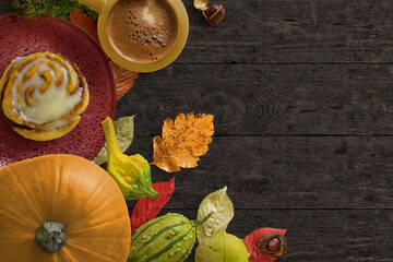 Natura autunnale di foglie, bacche, pigne e colori
