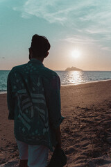 hombre mirando la playa