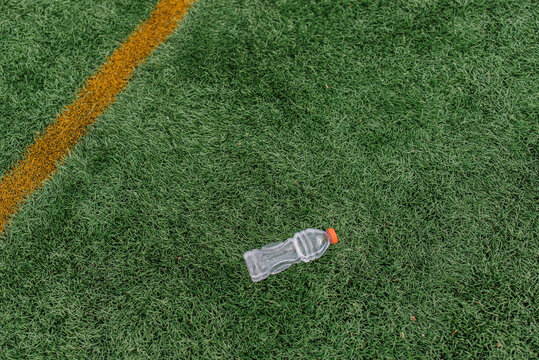 Garrafa de &aacute;gua em campo de futebol