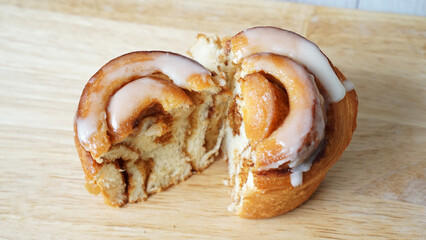 半分にカットしたシナモンロールの断面