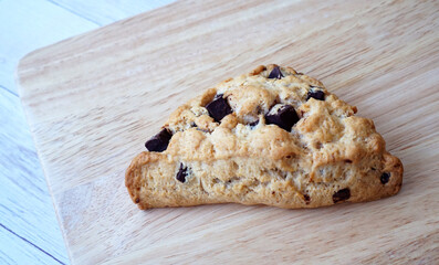 木のボードに置かれチョコチップスコーン