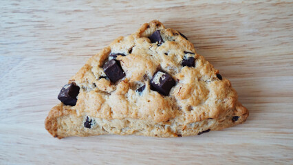 木のボードに置かれチョコチップスコーン