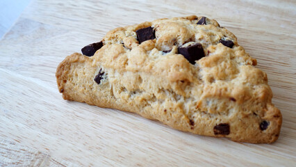 木のボードに置かれチョコチップスコーン